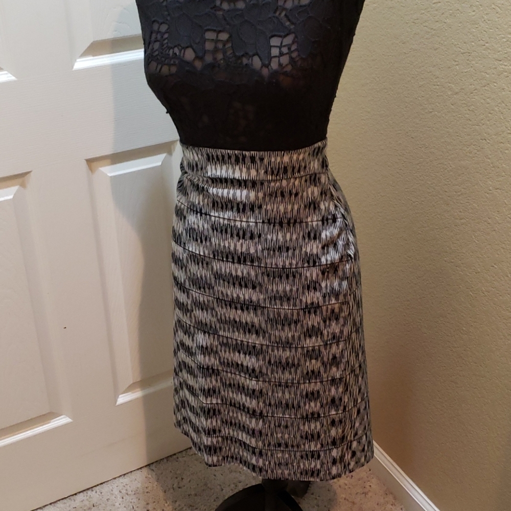 💙💙💙LB Black and white skirt. Very stretchy material